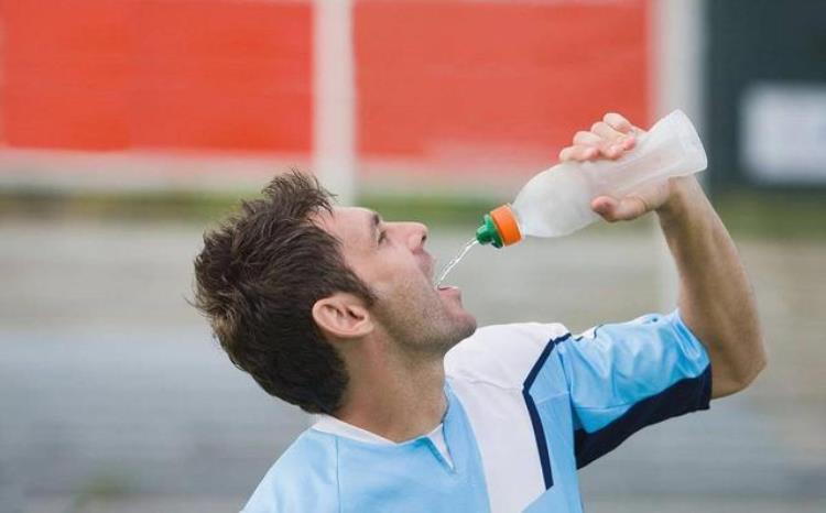 足球运动员为什么不喝水「足球运动员为何不能喝水不喝要比喝下去恢复的更快是真的吗」