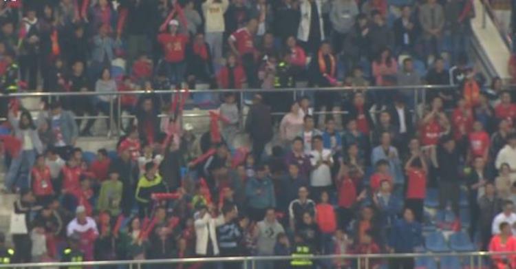 中国足球获胜「30终止3连败中国足球终于赢了6000名球迷狂欢」