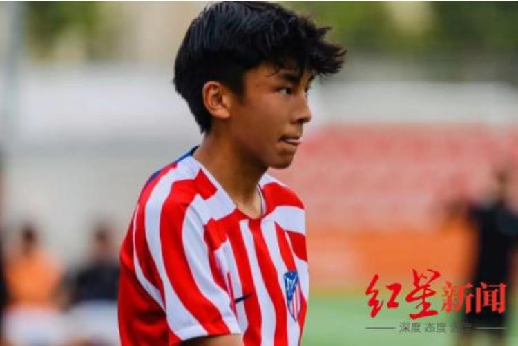 凉山16岁彝族少年成卡塔尔世界杯护旗手从小学踢足球梦想进国足参加世界杯