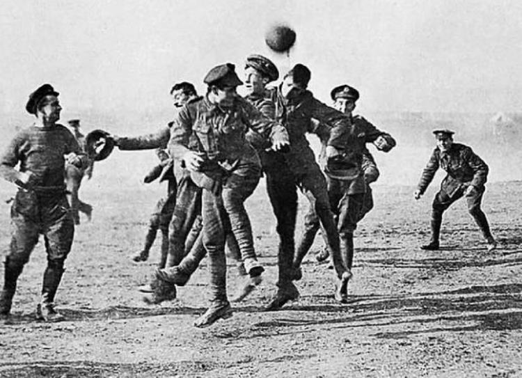 老照片一战中不可思议的停火圣诞当天死敌间踢起了足球