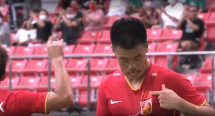 10国足险胜香港刷新4大纪录进球后26分钟0射门2人抽筋