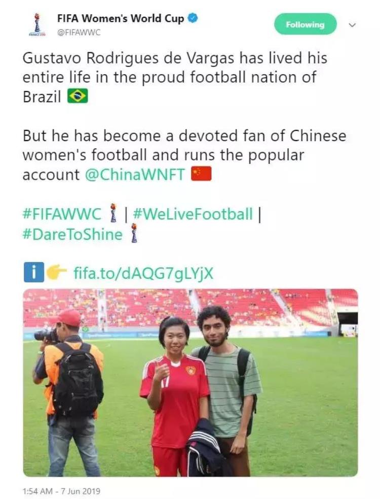 跨越国界的热爱这两位外国小哥疯狂的追捧中国足球