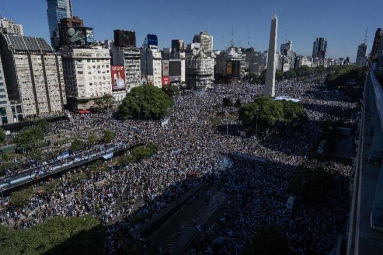 阿根廷球迷悼念现场「直击阿根廷球迷持续庆祝现场中国留学生亲身体验狂欢氛围」