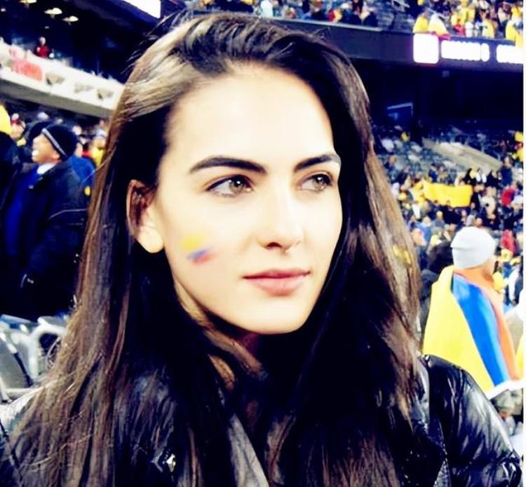哥伦比亚风光「哥伦比亚国宝级美人在球场一照爆火穿搭充满异域风情」
