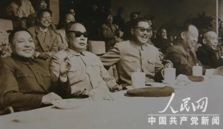 1964年国足惨败贺龙发怒全部解散球员下放部队锻炼