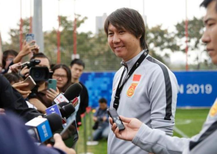 李铁执教后国足成绩「中国足球是失败的但徐根宝李铁等人的努力值得尊重」