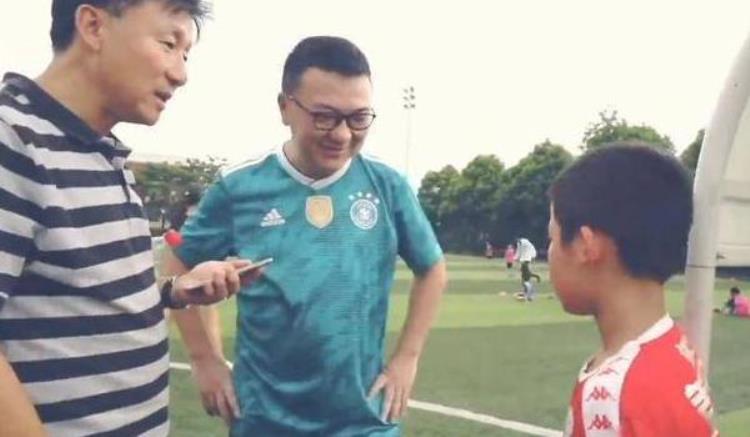 创历史中国足球小将正式加盟沃尔夫斯堡梯队放弃10号球衣获赞