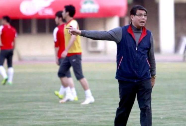 中国足球是失败的但徐根宝李铁等人的努力值得尊重