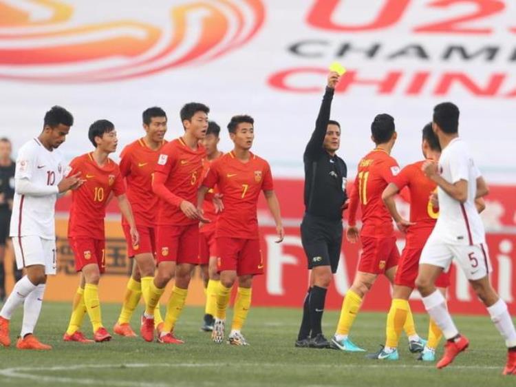 中国足球实力是不行但不意味着就能随便被欺负难道我们不能赢吗