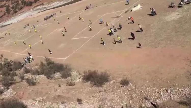 大山深处的足球场「足球呼声|屋脊上的足球场山脚下的足球赛」