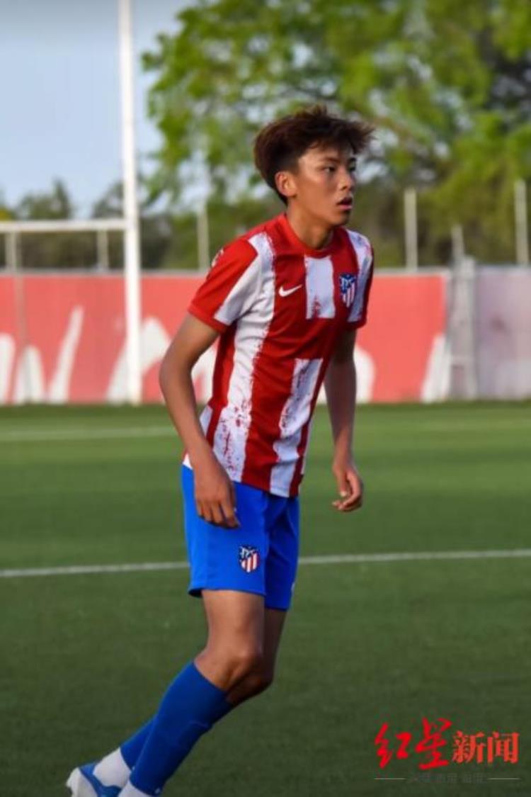 凉山16岁彝族少年成卡塔尔世界杯护旗手从小学踢足球梦想进国足参加世界杯
