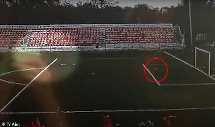 俄罗斯球员射门时遭雷击「诡异俄罗斯少年踢足球突然被雷电击中倒地天空晴朗万里无云」