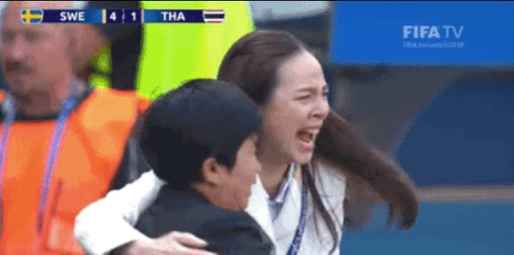 54岁泰国富婆亮相绿茵场为队员打气素颜能打曾在球场一哭而红