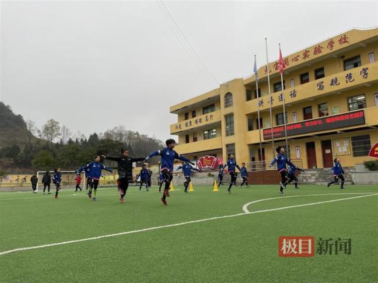 贵州大山里的小学女足老师凑路费打比赛相信足球改变命运