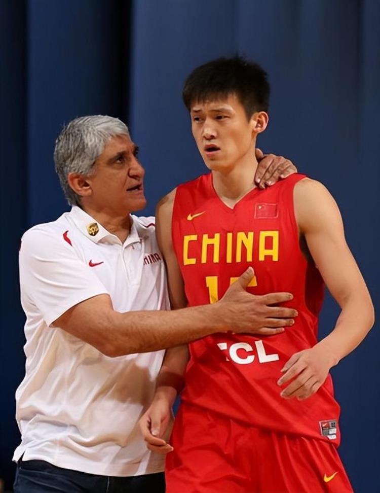 中国男篮 姚明 易建联 王治郅「历届中国男篮队长都是谁姚明当过吗那王治郅和易建联呢」