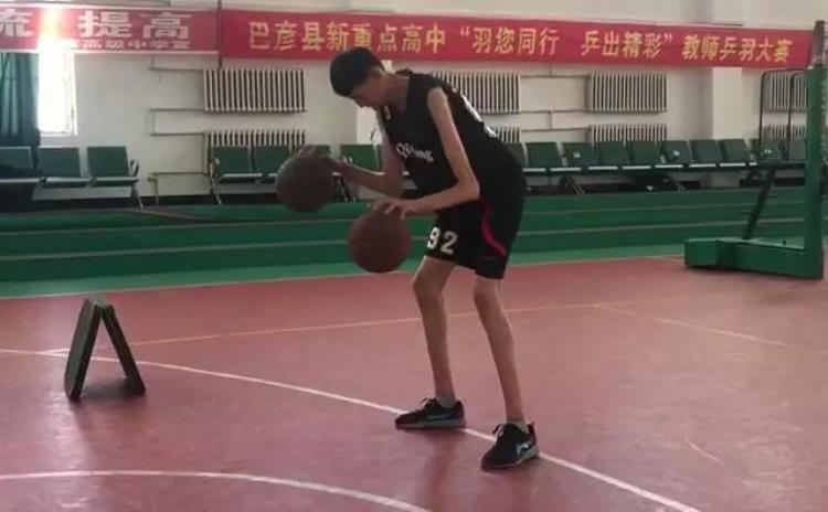 哈尔滨小姚明横空出世13岁身高206米如今加盟CBA球队