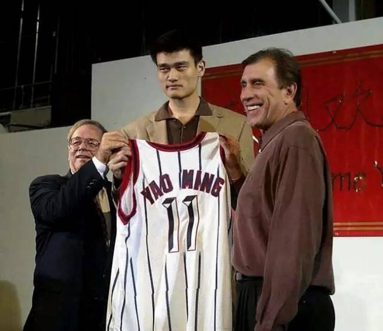 为何02年姚明能够当选NBA状元看完他当时的选秀报告不得不服