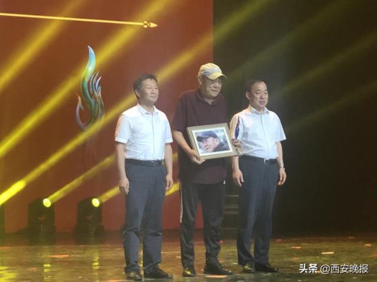 实至名归被誉为陕西徐根宝的75岁著名教练毛三虎入选全国首家志丹足球名人堂