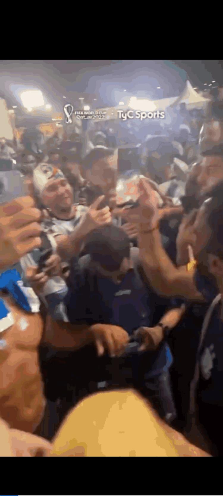 阿根廷夺冠后中国球迷跪地痛哭,阿根廷赛后与球迷庆祝