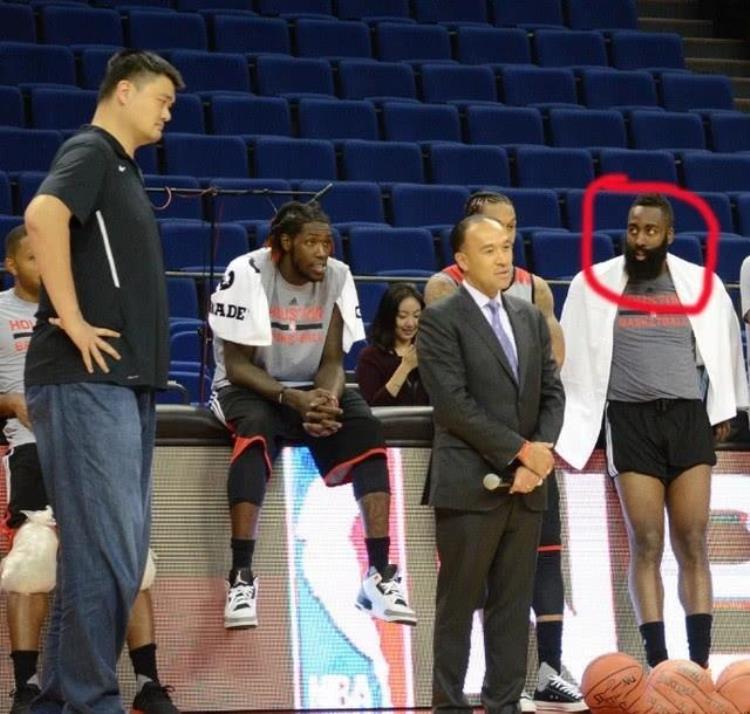 NBA球星第一次见到姚明的反应哈登变迷弟卡佩拉不敢直视