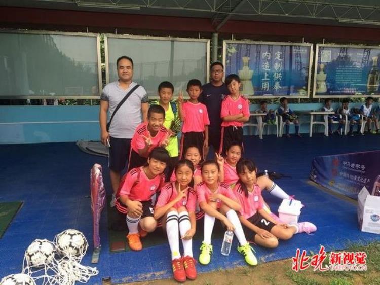 北京晚报百队杯女孩也能做主力小姑娘完成进一球目标