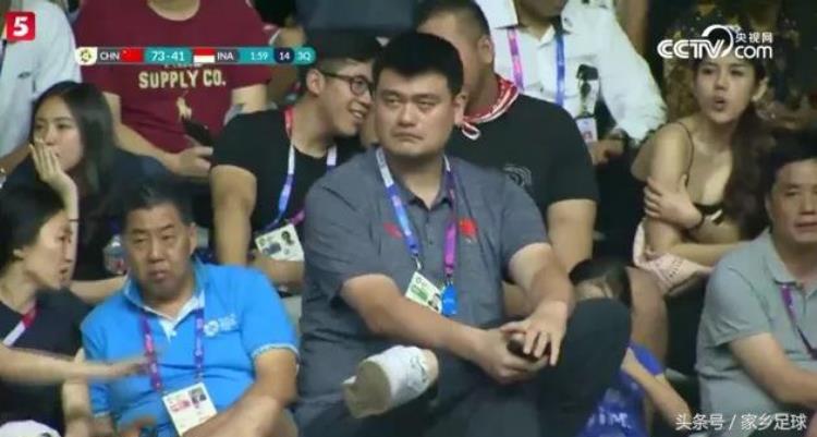 姚明这样一个举动赢得中国球迷交口称赞他为中国篮球操碎了心
