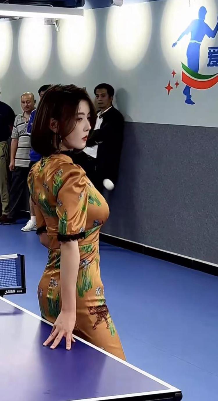 网红聂小雨再惹争议穿着性感现身国家队用球打背乒乓球擦胸过