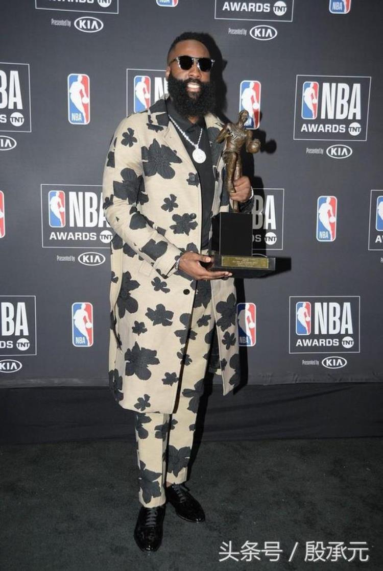 让姚明系鞋带的是谁「姚明在NBA从替补到名人堂得感谢让他系鞋带之人」