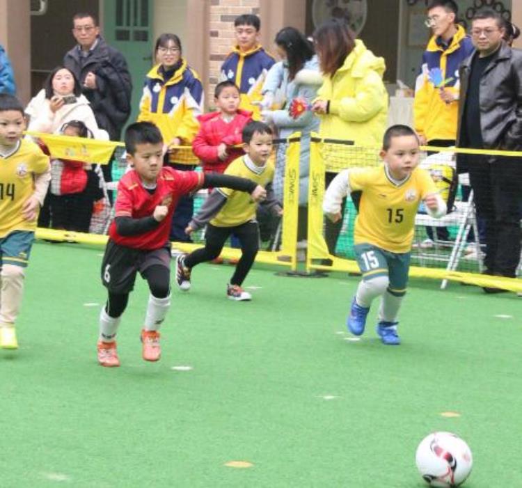 彭山云堡幼儿园与眉山云飞足球俱乐部举行五人制幼儿足球友谊赛