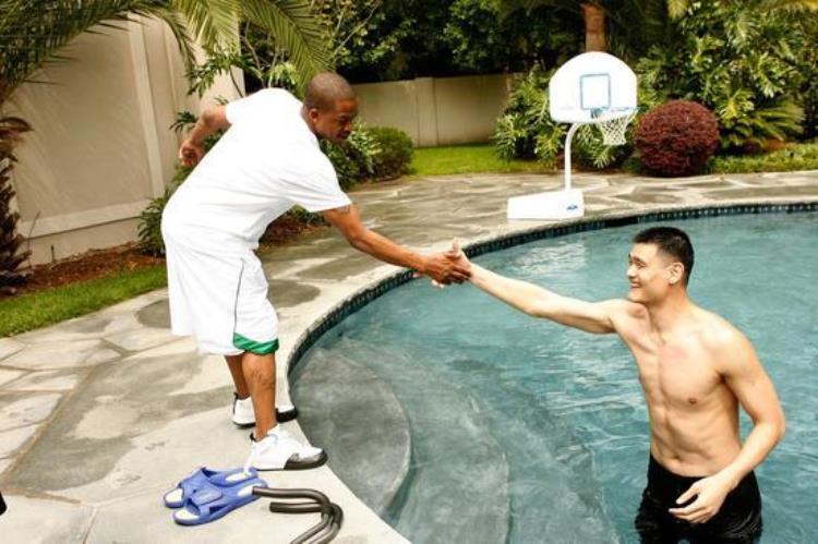 麦迪跟姚明关系「姚明NBA最好兄弟不是麦迪而是他一个举动让人感动」