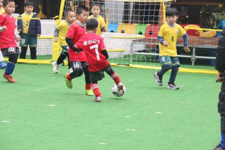 彭山云堡幼儿园与眉山云飞足球俱乐部举行五人制幼儿足球友谊赛
