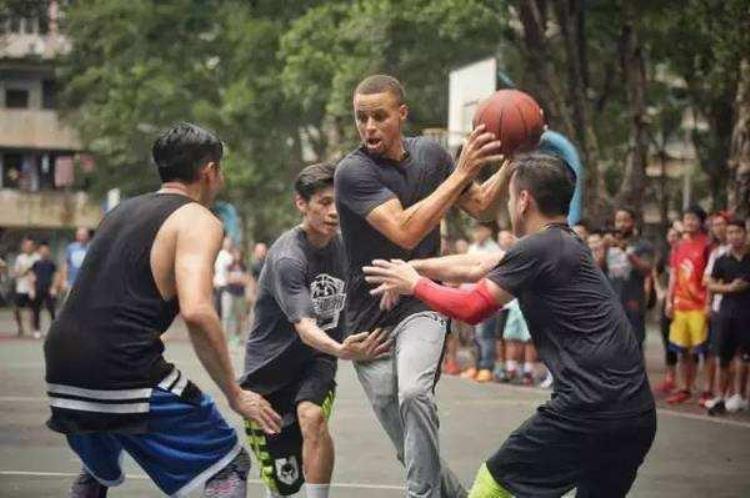 没事别和NBA巨人合影李连杰不到姚明胸口莺歌让朋友变8岁小孩