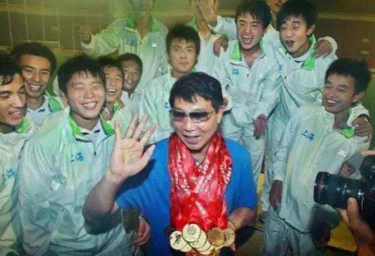 73岁徐根宝又练了个小号全运男足上海U18队夺冠