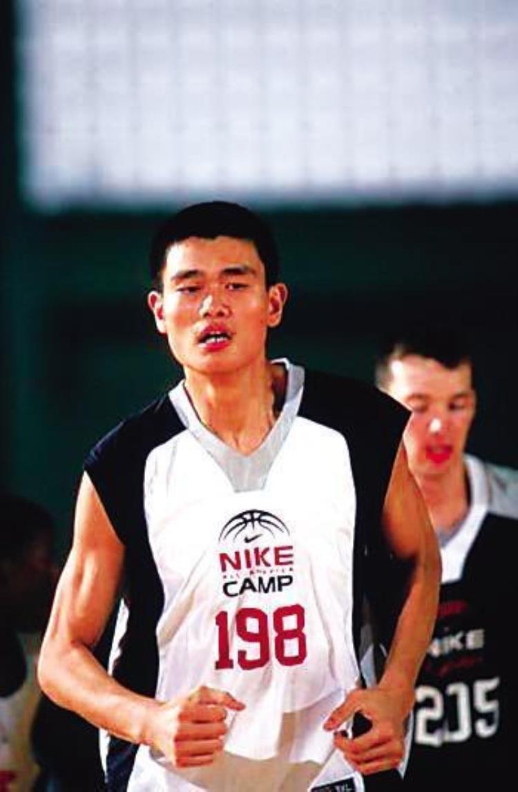 一段鲜有人知的故事姚明当年为去NBA差点被迫退役