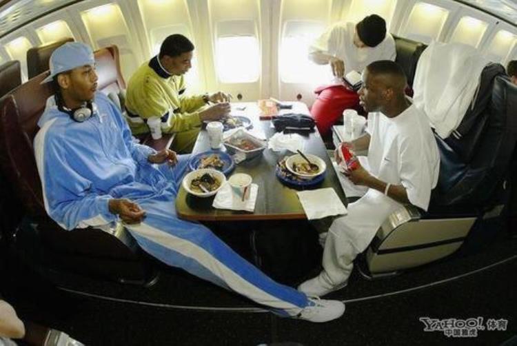 NBA球星飞机上干啥乔丹打牌姚明看书奥尼尔的爱好奇葩