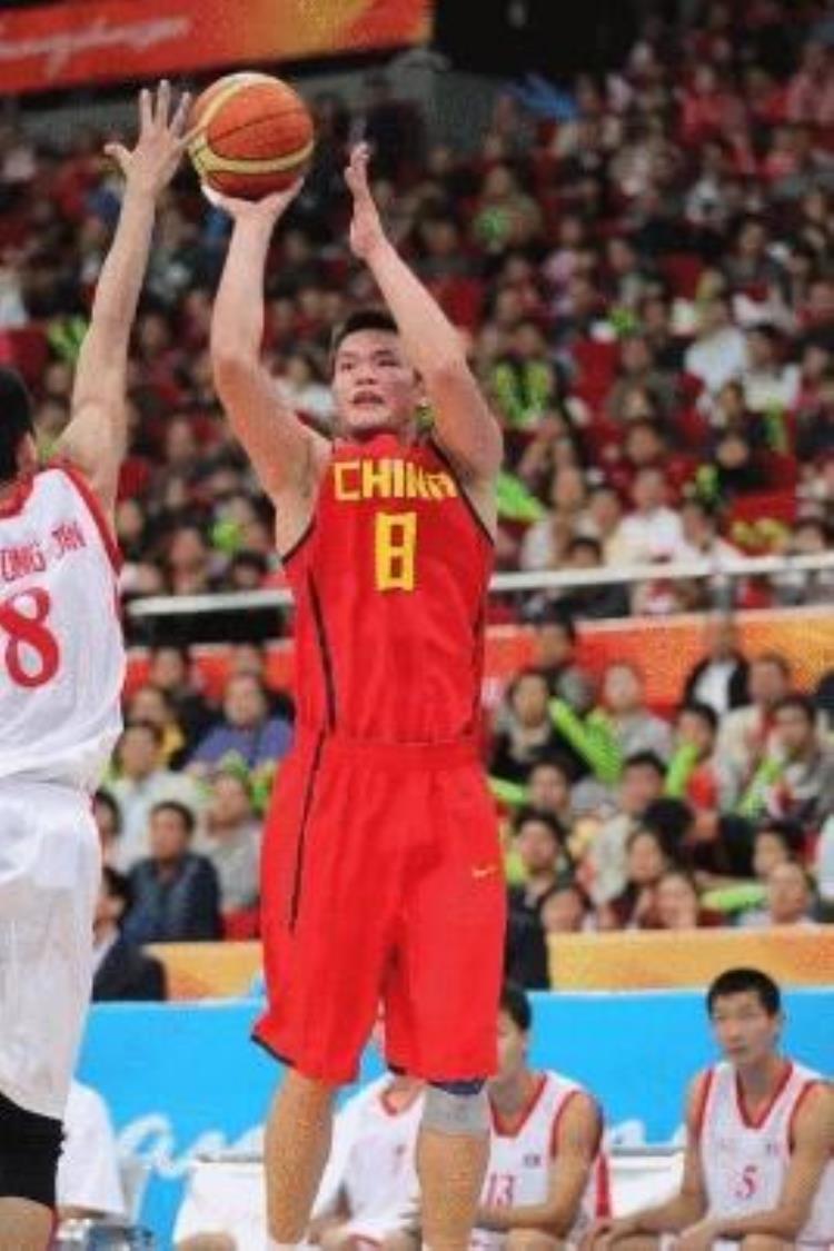 中国男篮5位置最强之人卫东对科比砍30姚明放NBA也是内线霸主