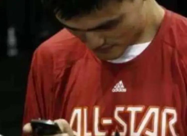 6图感受NBA巨人玩手机科比像是玩手指博班拿iPad当手机