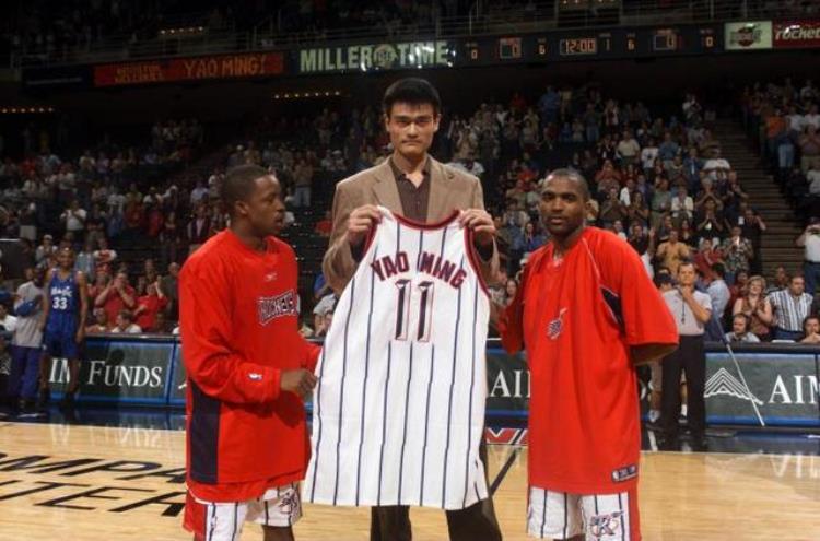 2002年姚明以状元的身份入选NBA,姚明为什么能进入nba名人堂