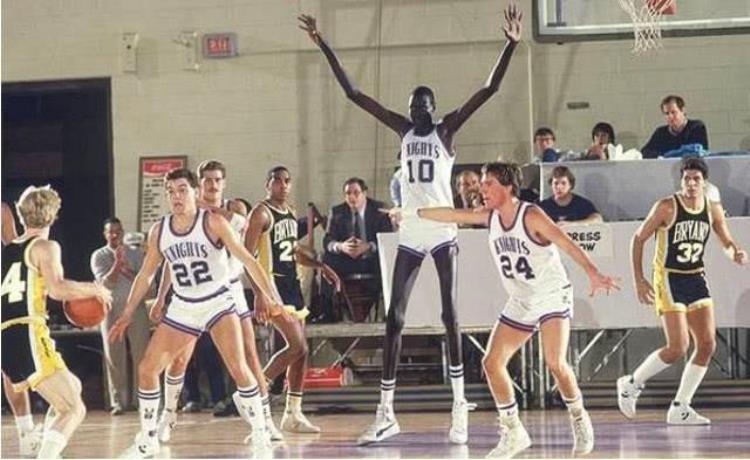 不看照片不敢信世上还有比姚明更高的球员NBA一神人臂展2米59