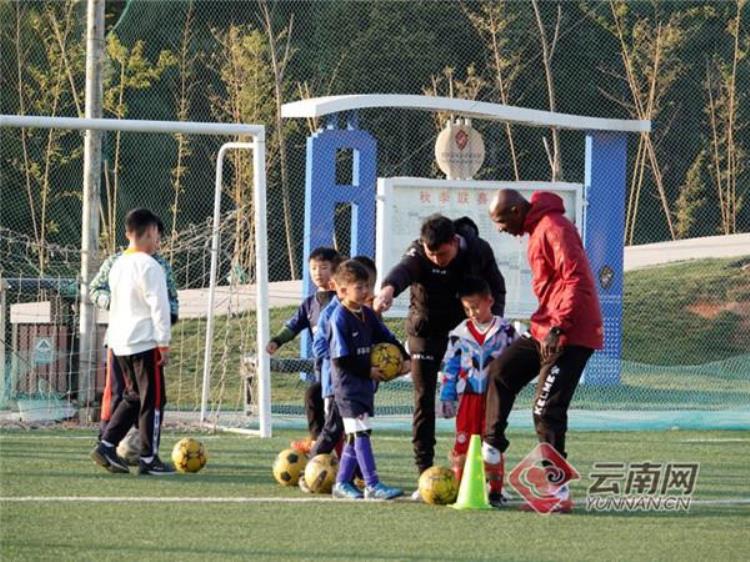云南首次引入巴西职业级青训教练在昆明开课受欢迎