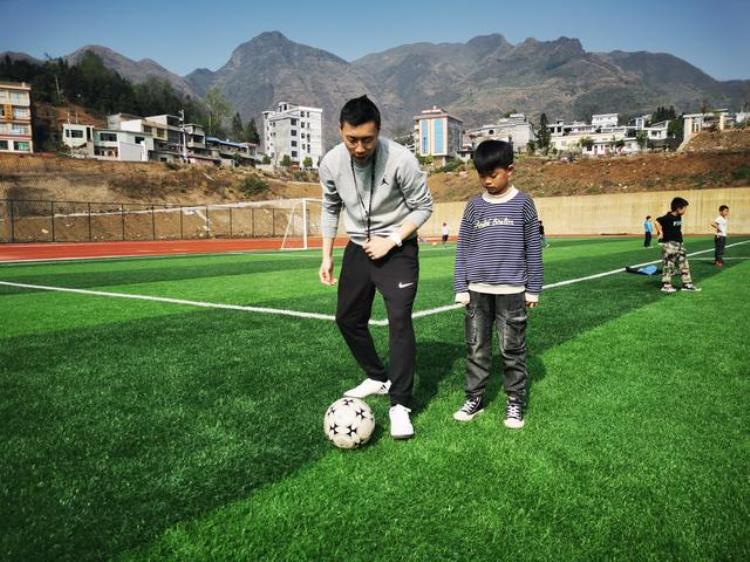 贵州支教老师足球队,支教老师为山区孩子创建足球队
