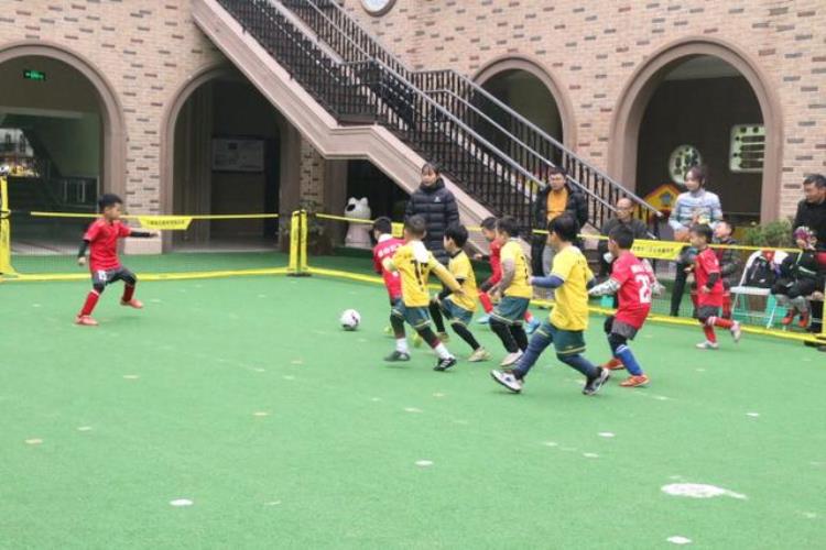 彭山云堡幼儿园与眉山云飞足球俱乐部举行五人制幼儿足球友谊赛