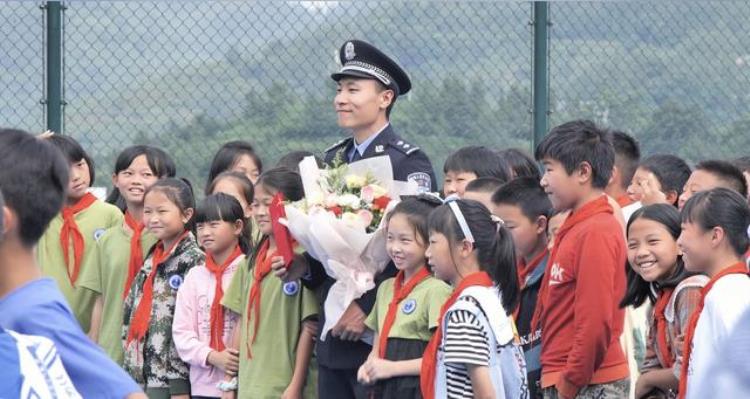 到贵州支教的北京民警成为足球老师我要帮孩子们踢出大山