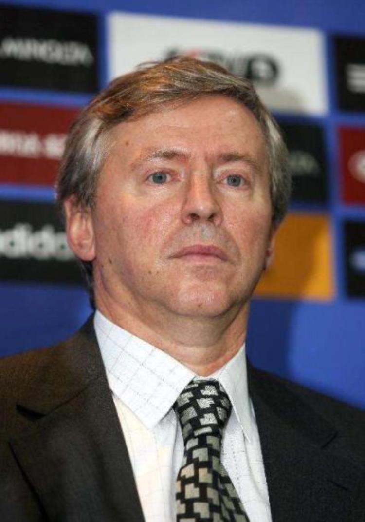 皮尔洛出任尤文图斯主教练,里皮卸任后斯科拉里接任国足