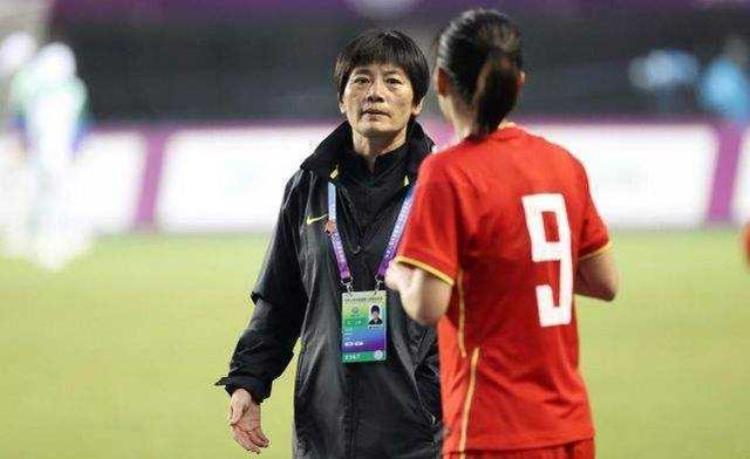 看看女足主帅水庆霞的停球动作真潇洒很多男足队员做不到