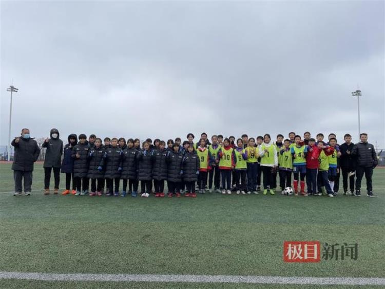 贵州大山里的小学女足老师凑路费打比赛相信足球改变命运