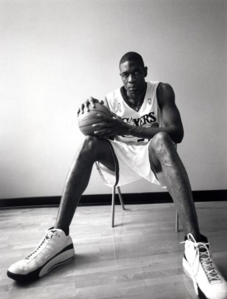 NBA巨人的超级大脚穆大叔比姚明大6码杜兰特大脚塞了半张照片