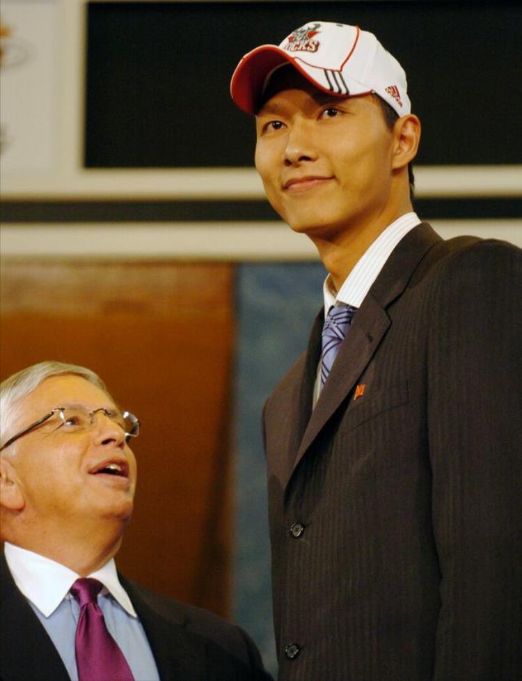 回看15年前的今天NBA赛场上的中国首次德比姚明VS易建联