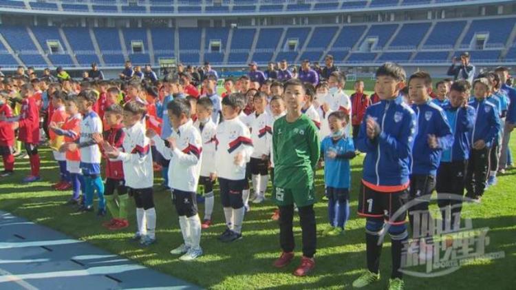 天津市青少年足球冠军赛家长看台助威珍惜难得机会