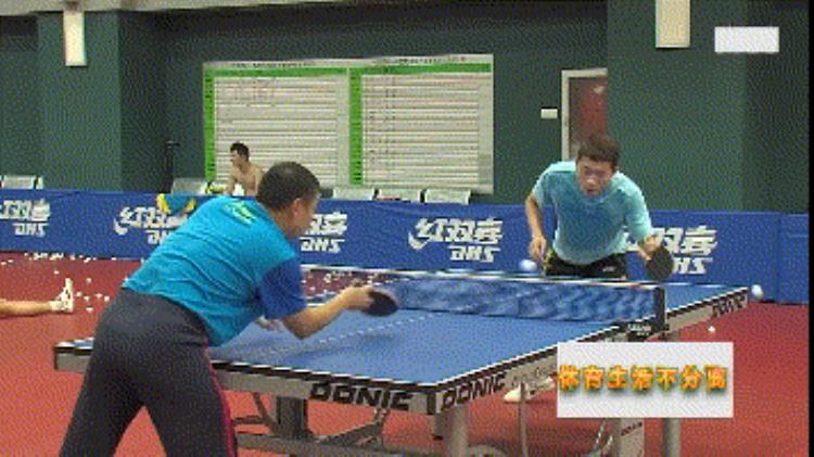 乒乓球直板横打的技术动作要领「乒乓球直板的杀手锏摆短接侧身冲步法综合训练」